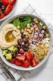 Vous avez déjà probablement entendu parler des Bouddha bowl, Poke bowl ou healthy bowl! Il s'agit d'un large bol que l'on rempli d'ingrédients frais et variés. Pour moi il reflète complètement l'assiette santé dont je vous ai déjà parlé. J'en prépare souvent car c'est la façon la plus simple d'éviter le gaspillage en y mettant ce qui me reste dans le frigo. Et si vous n'avez pas un des ingrédients en légume, protéine ou céréale, remplacez le par ce que vous avez déjà. Ces recettes sont très flexibles, aucune chance de vous tromper!