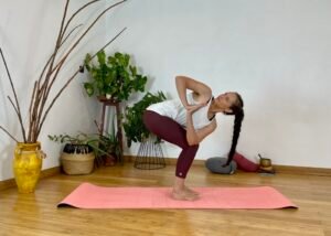 L'Ashtanga Yoga trouve ses racines dans les enseignements de l'Inde ancienne, notamment dans les textes du Yoga Sutra de Patanjali. Il a été popularisé par le maître de yoga K. Pattabhi Jois dans les années 1930, qui a développé un système structuré de postures (asanas) et de techniques de respiration (pranayama).