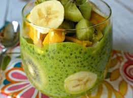 Les périodes de fête sont souvent synonymes d’excès : repas riches, sucreries, alcool et manque de sommeil. Résultat : fatigue, ballonnements, lourdeurs digestives, voire une prise de poids passagère. Adapter son alimentation après les fêtes n’a pas pour but de “punir” le corps, mais de l’aider à se régénérer, retrouver son équilibre, soutenir la digestion et rebooster l’énergie.