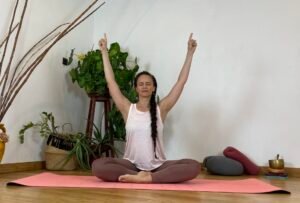 Le yoga Kundalini est une pratique spirituelle et physique qui vise à éveiller l'énergie Kundalini, souvent décrite comme une énergie serpent qui repose à la base de la colonne vertébrale. Voici un aperçu de ses origines, objectifs, principes, bienfaits, ainsi que des conseils sur qui peut le pratiquer et comment s'y engager.