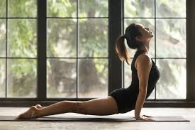 La Salutation au Soleil A offre de nombreux bienfaits : 1. Échauffement du corps : Elle prépare les muscles et les articulations à la pratique du yoga, réduisant ainsi le risque de blessures. 2. Amélioration de la flexibilité : La séquence aide à assouplir les muscles et les articulations, favorisant une meilleure amplitude de mouvement. 3. Renforcement musculaire : Les postures impliquent des muscles du corps entier, contribuant à renforcer le tronc, les bras et les jambes. 4. Stimulation de la circulation sanguine : La dynamique de la séquence favorise la circulation sanguine, apportant plus d'oxygène et de nutriments aux cellules. 5. Équilibre mental et émotionnel : La synchronisation du mouvement et de la respiration aide à calmer l'esprit et à réduire le stress. 6. Énergie revitalisante : En rendant hommage au soleil, cette pratique dynamise le corps et l'esprit, apportant une sensation de vitalité.