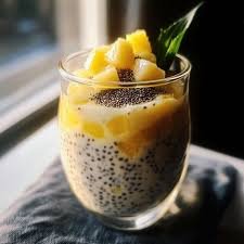 Facile, rapide et savoureux! Les graines de chia sont très nutritives! Elles regorgent de fibres, de protéines et d'oméga 3. Elles possèdent aussi des anti-oxydants qui combattent le radicaux libres et boostent le système immunitaire. Elles contiennent 5 fois plus de calcium que le lait, plus de fer que les épinards ou encore plus de vitamines C que les oranges.